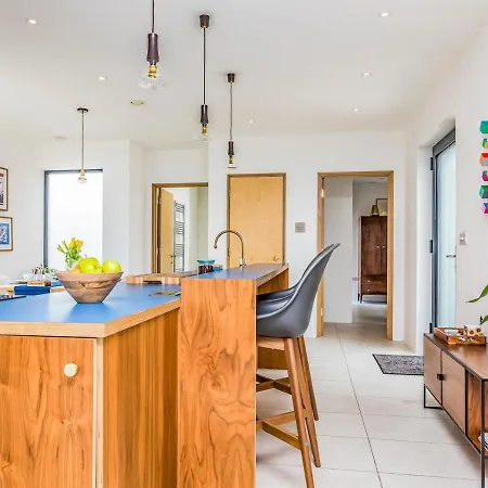 Pass The Keys Modern 2 Bedroom City Apartment With Parking Chichester Exterior photo