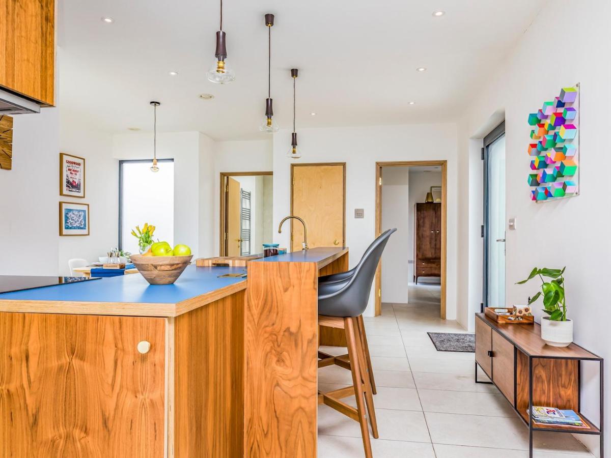 Pass The Keys Modern 2 Bedroom With Parking Apartment Chichester