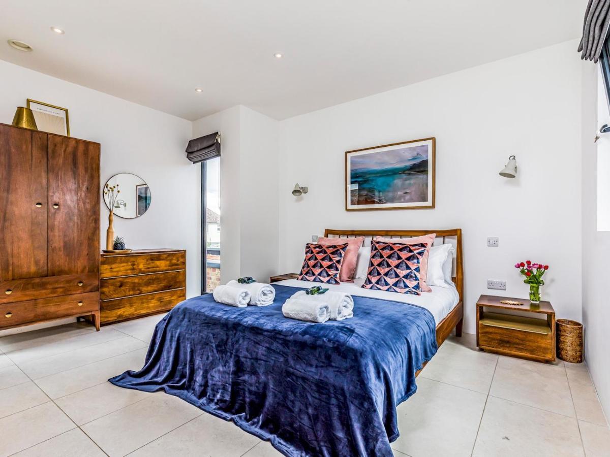 Pass The Keys Modern 2 Bedroom With Parking