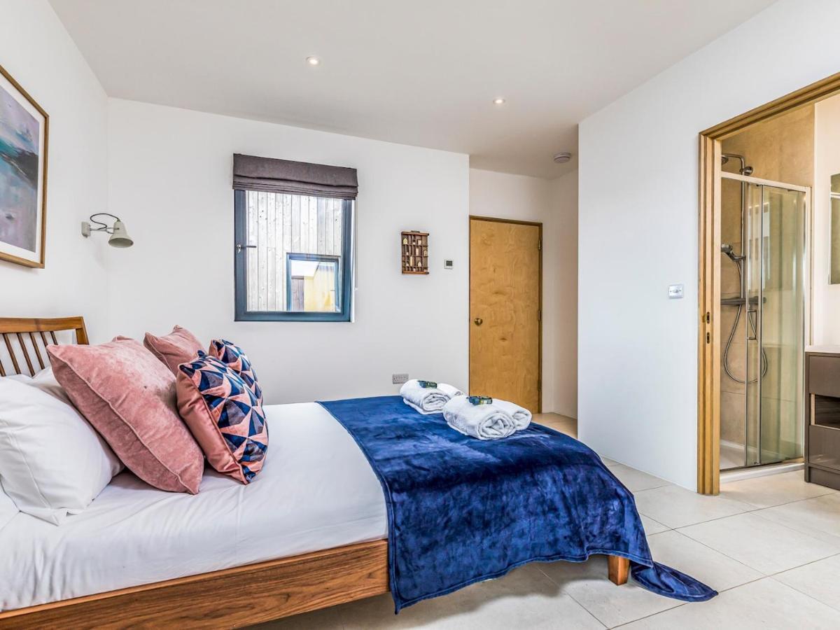Pass The Keys Modern 2 Bedroom With Parking Apartment Chichester