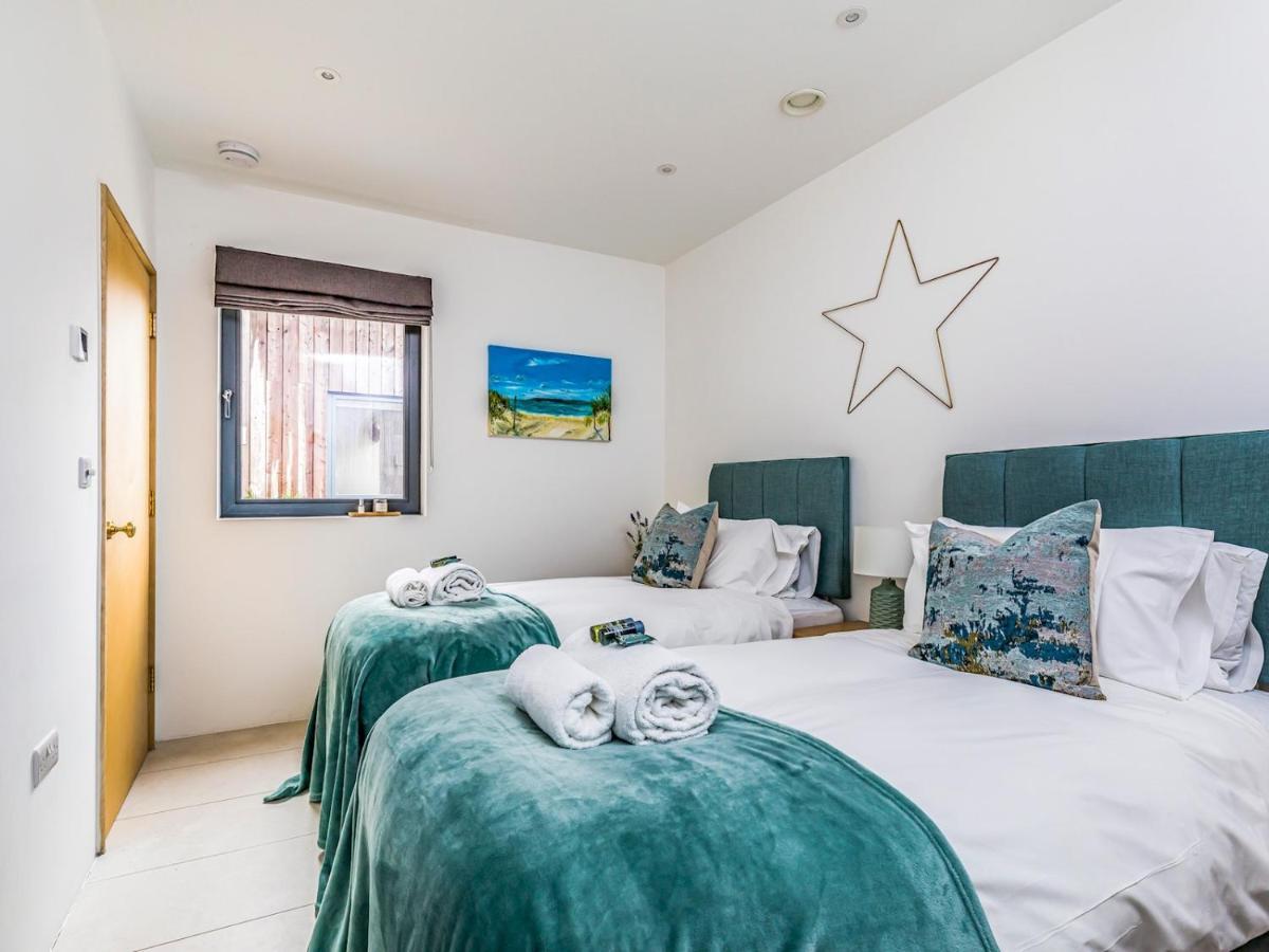 Pass The Keys Modern 2 Bedroom With Parking *