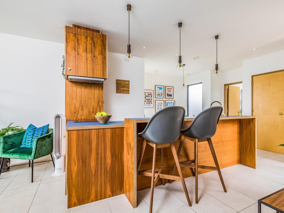 Pass The Keys Modern 2 Bedroom With Parking Apartment *