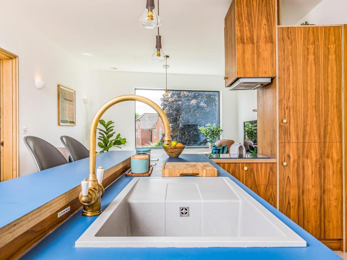 Pass The Keys Modern 2 Bedroom With Parking *