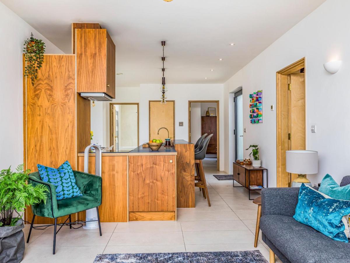 Pass The Keys Modern 2 Bedroom With Parking Apartment *