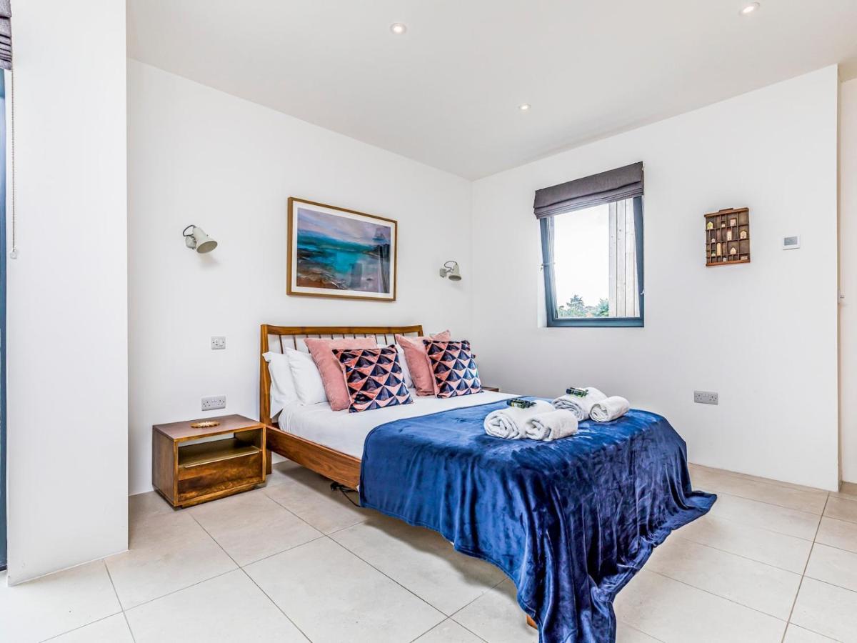 Apartment Pass The Keys Modern 2 Bedroom With Parking *