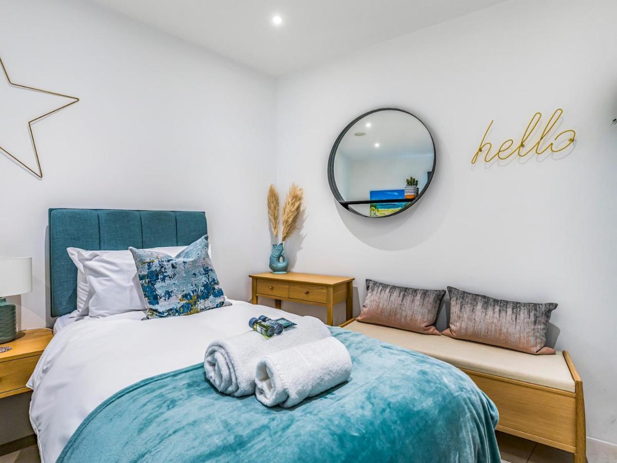 Pass The Keys Modern 2 Bedroom With Parking