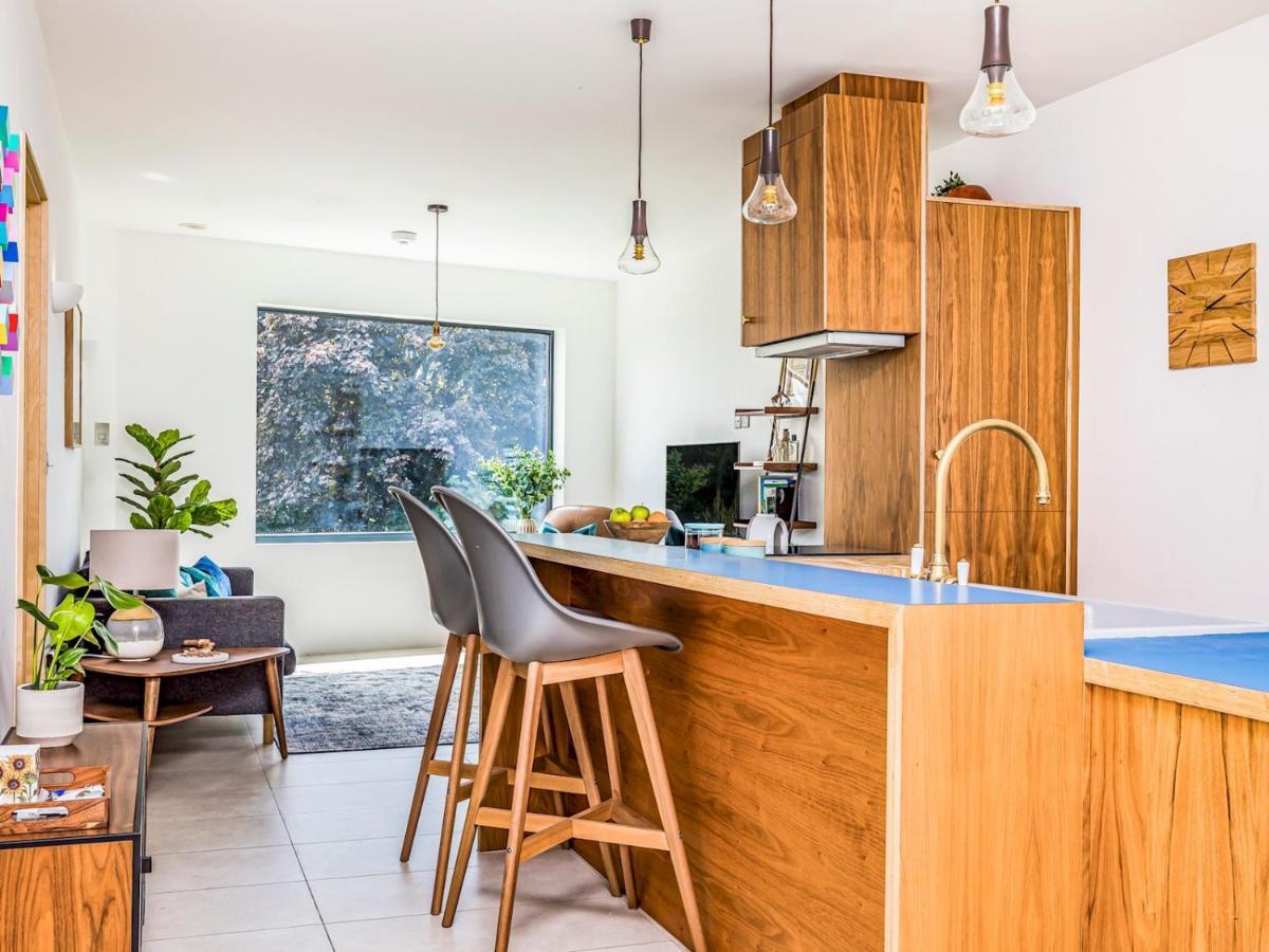 Pass The Keys Modern 2 Bedroom With Parking Apartment *