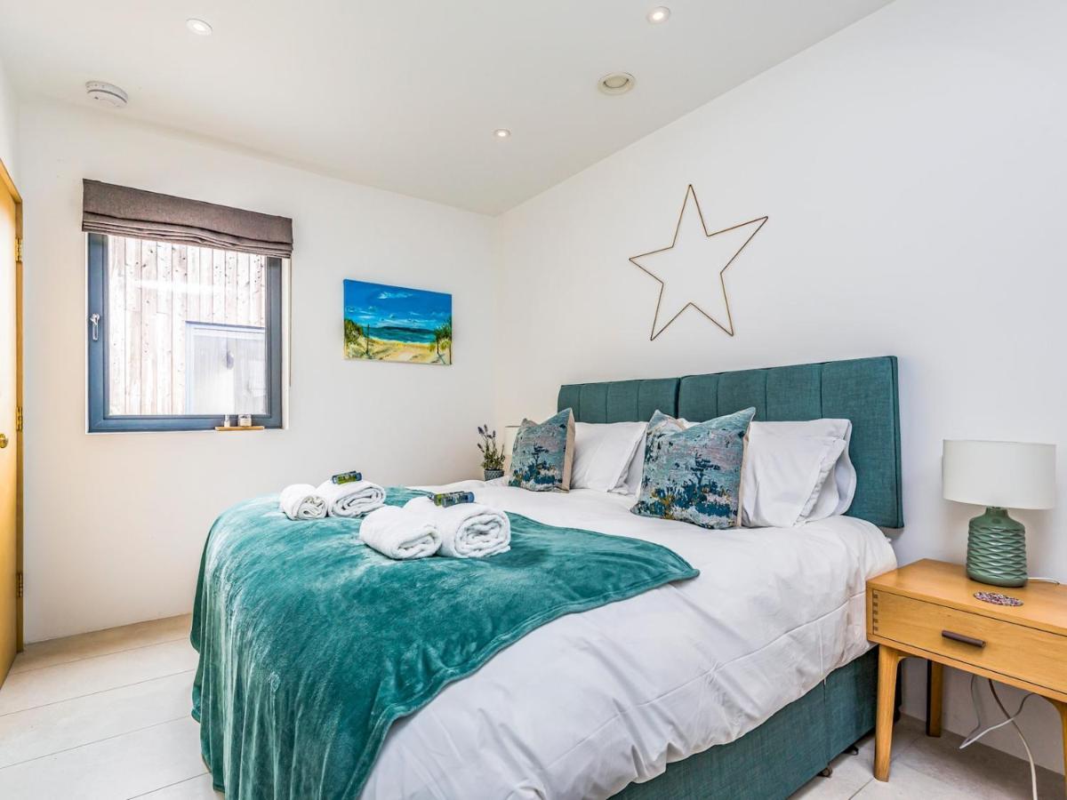 Pass The Keys Modern 2 Bedroom With Parking Apartment