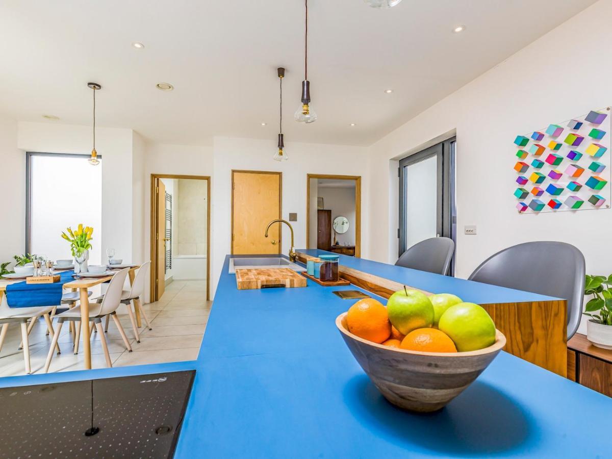 Pass The Keys Modern 2 Bedroom With Parking Apartment