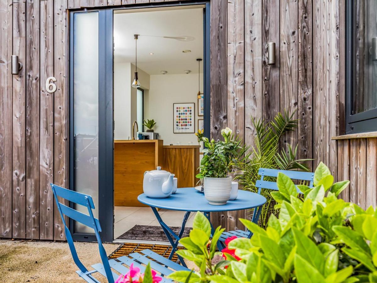 Pass The Keys Modern 2 Bedroom With Parking Apartment *