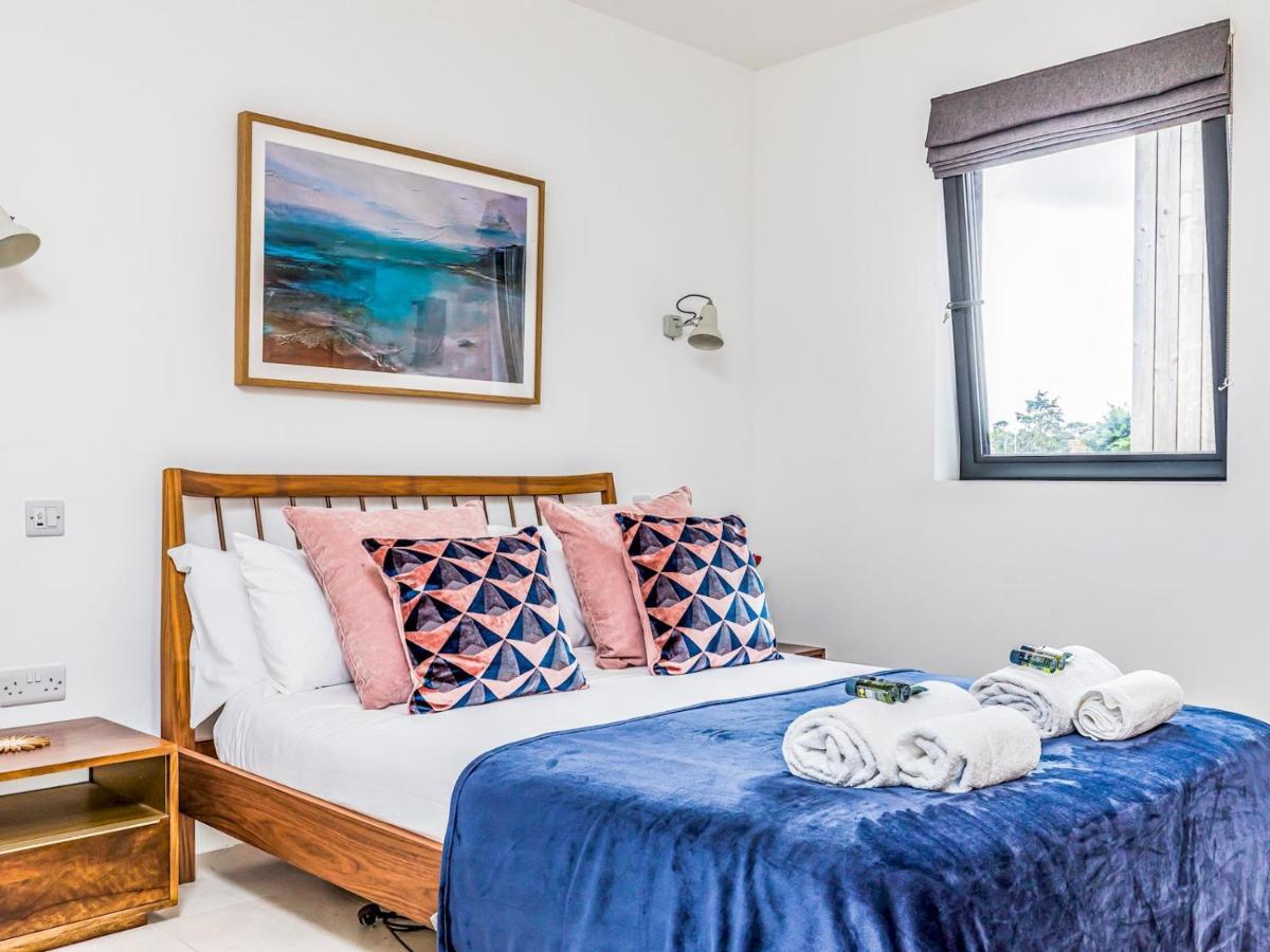 Pass The Keys Modern 2 Bedroom With Parking *