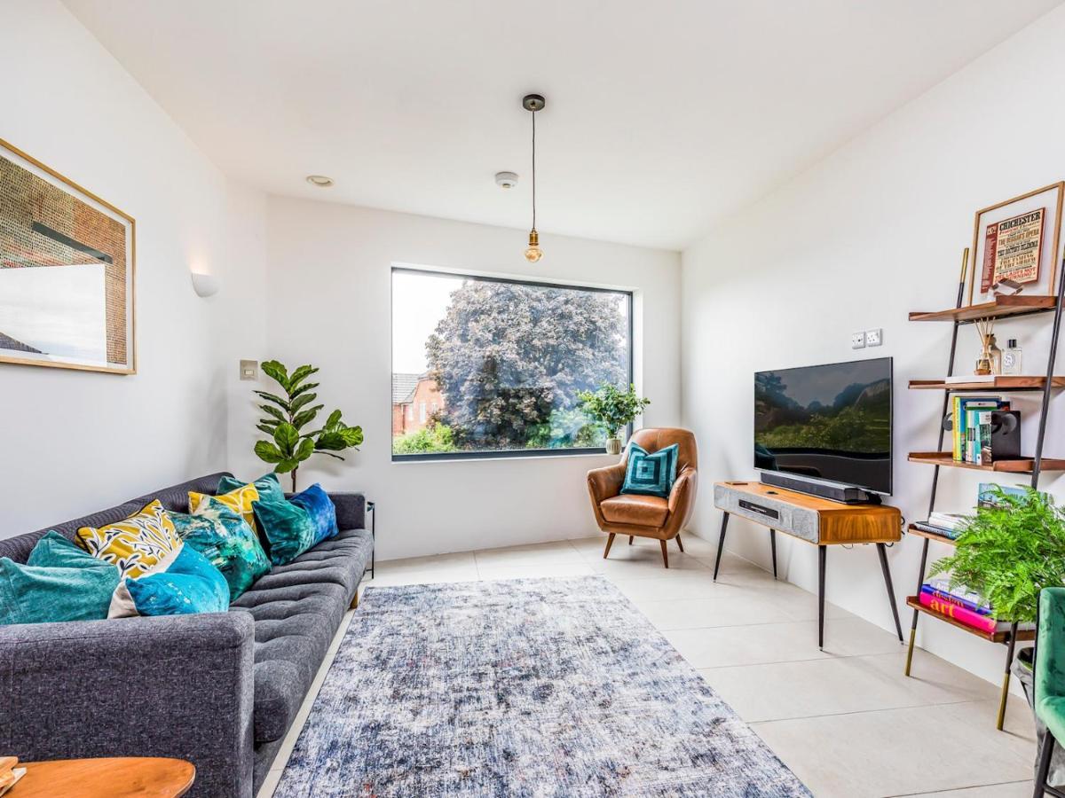 Pass The Keys Modern 2 Bedroom With Parking Apartment