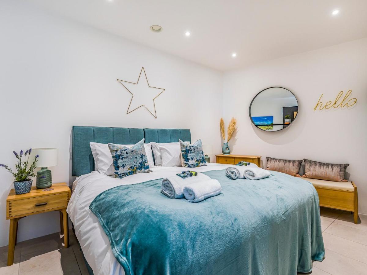 Pass The Keys Modern 2 Bedroom With Parking Apartment *