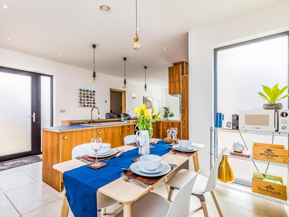 Pass The Keys Modern 2 Bedroom With Parking Apartment *