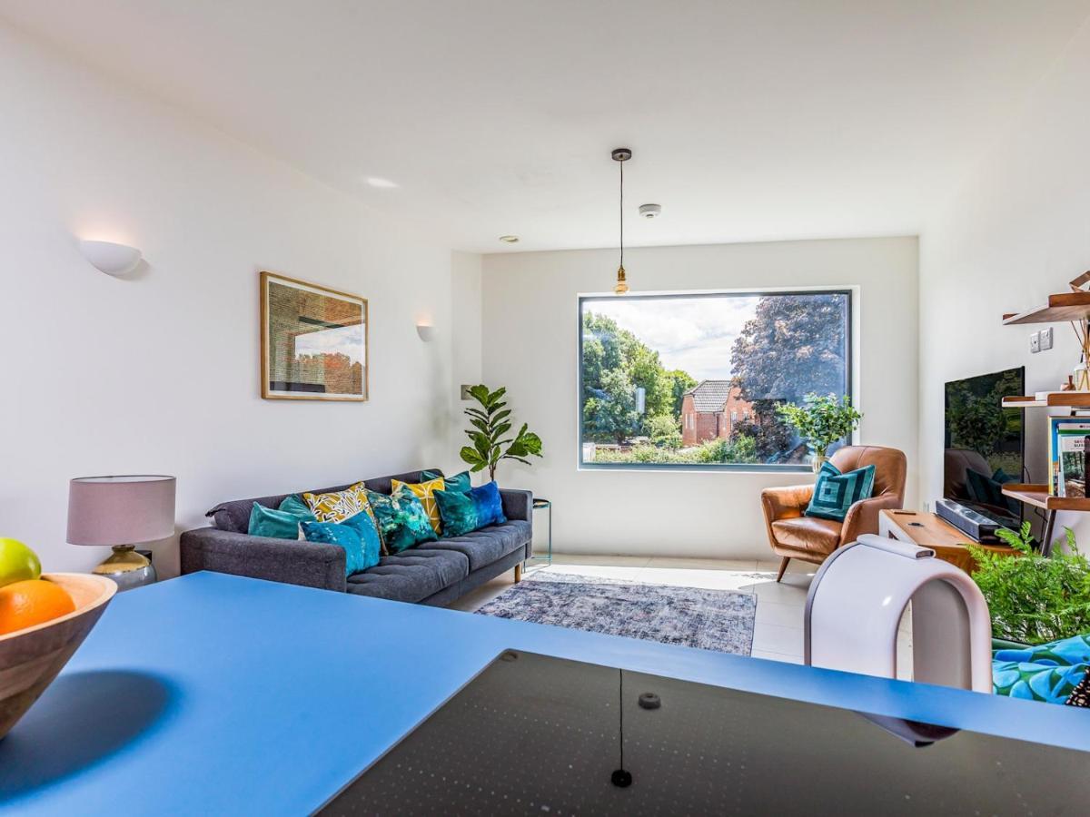 Pass The Keys Modern 2 Bedroom With Parking Apartment Chichester
