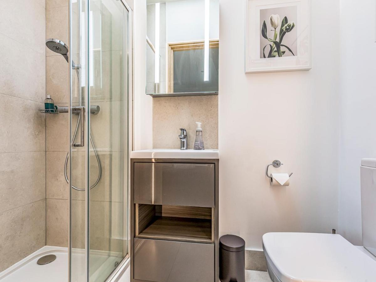 Pass The Keys Modern 2 Bedroom With Parking
