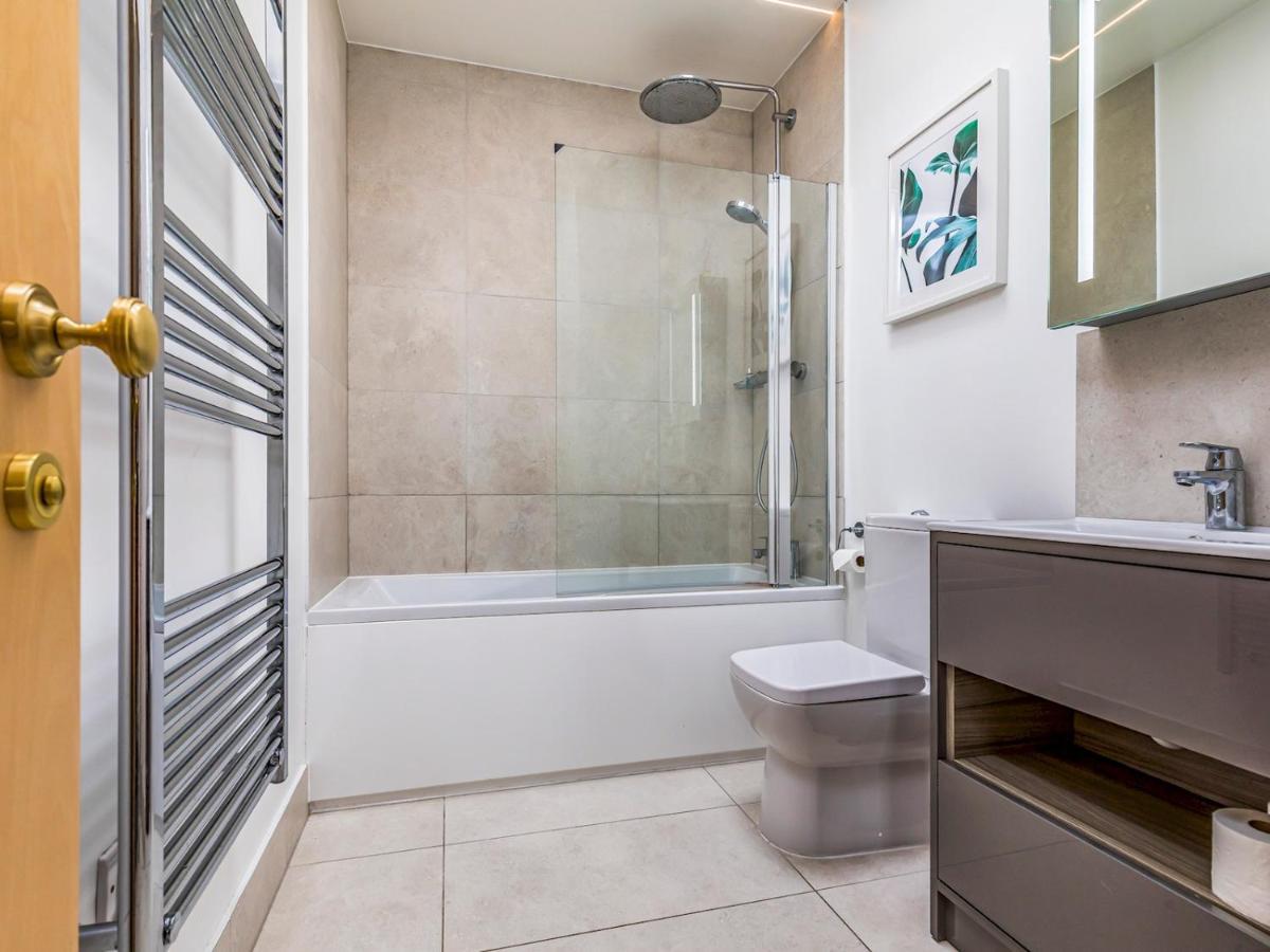 Pass The Keys Modern 2 Bedroom With Parking Apartment *